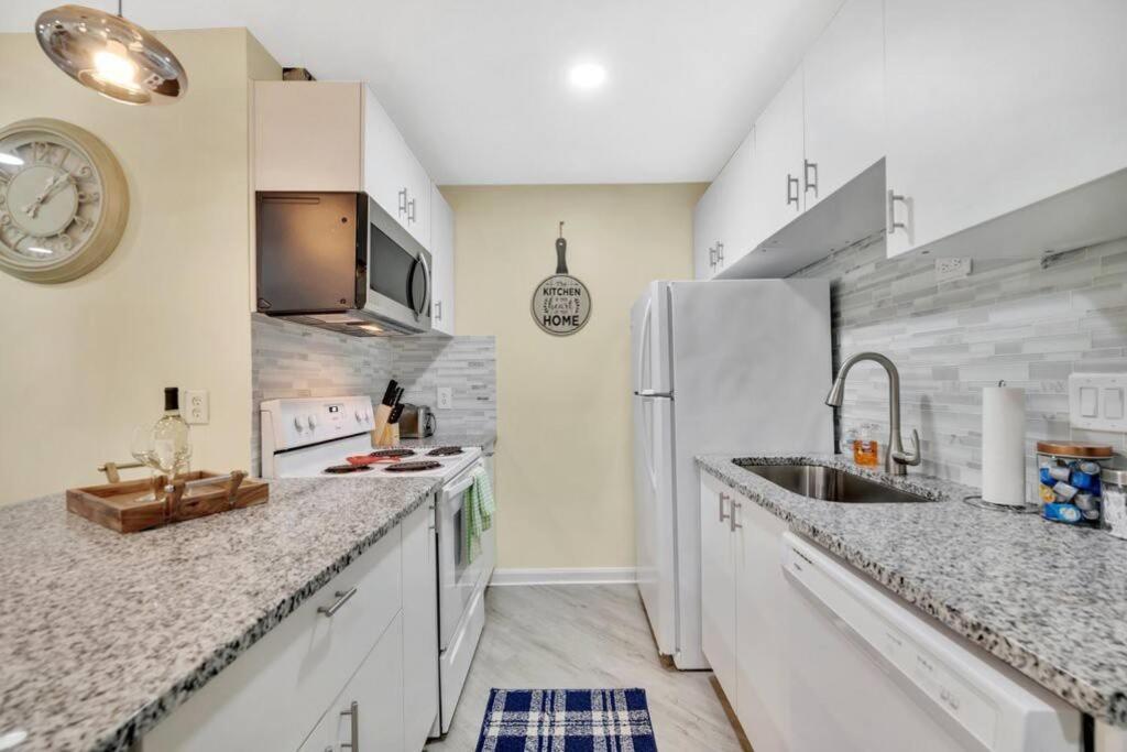 Cozy 2 Bedroom Duplex In Charlotte, Jacuzzi, Sleeps 6 Plus 2 외부 사진