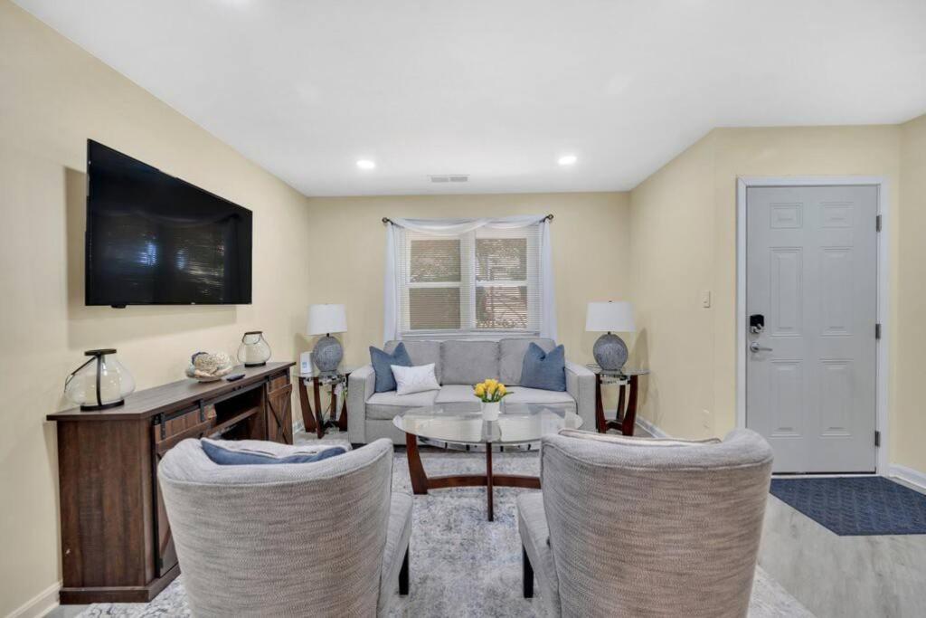 Cozy 2 Bedroom Duplex In Charlotte, Jacuzzi, Sleeps 6 Plus 2 외부 사진