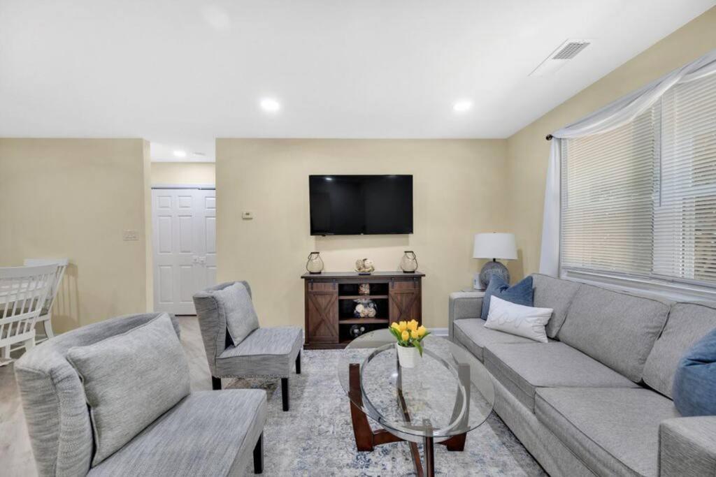 Cozy 2 Bedroom Duplex In Charlotte, Jacuzzi, Sleeps 6 Plus 2 외부 사진