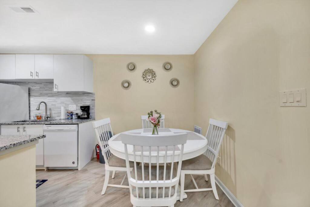 Cozy 2 Bedroom Duplex In Charlotte, Jacuzzi, Sleeps 6 Plus 2 외부 사진