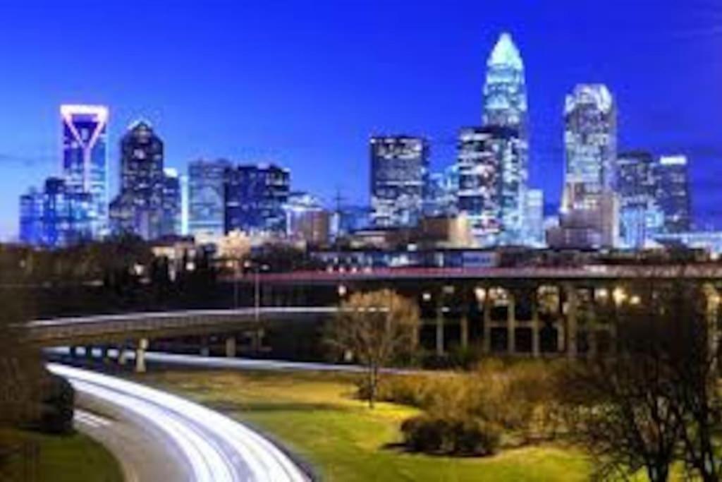 Cozy 2 Bedroom Duplex In Charlotte, Jacuzzi, Sleeps 6 Plus 2 외부 사진