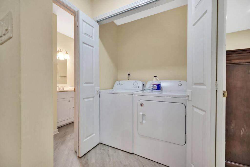 Cozy 2 Bedroom Duplex In Charlotte, Jacuzzi, Sleeps 6 Plus 2 외부 사진