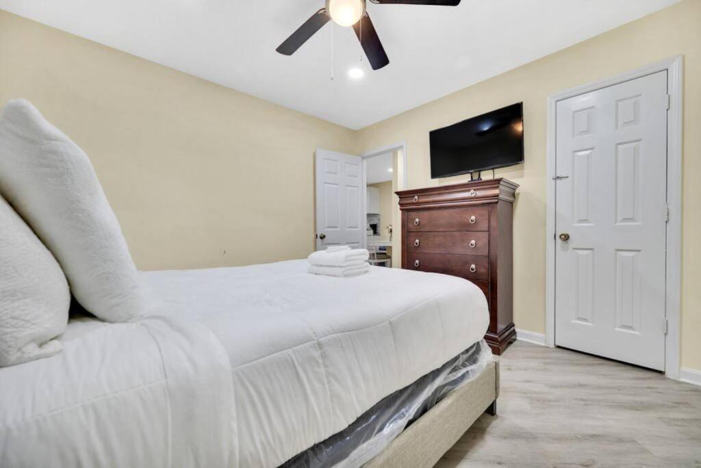 Cozy 2 Bedroom Duplex In Charlotte, Jacuzzi, Sleeps 6 Plus 2 외부 사진