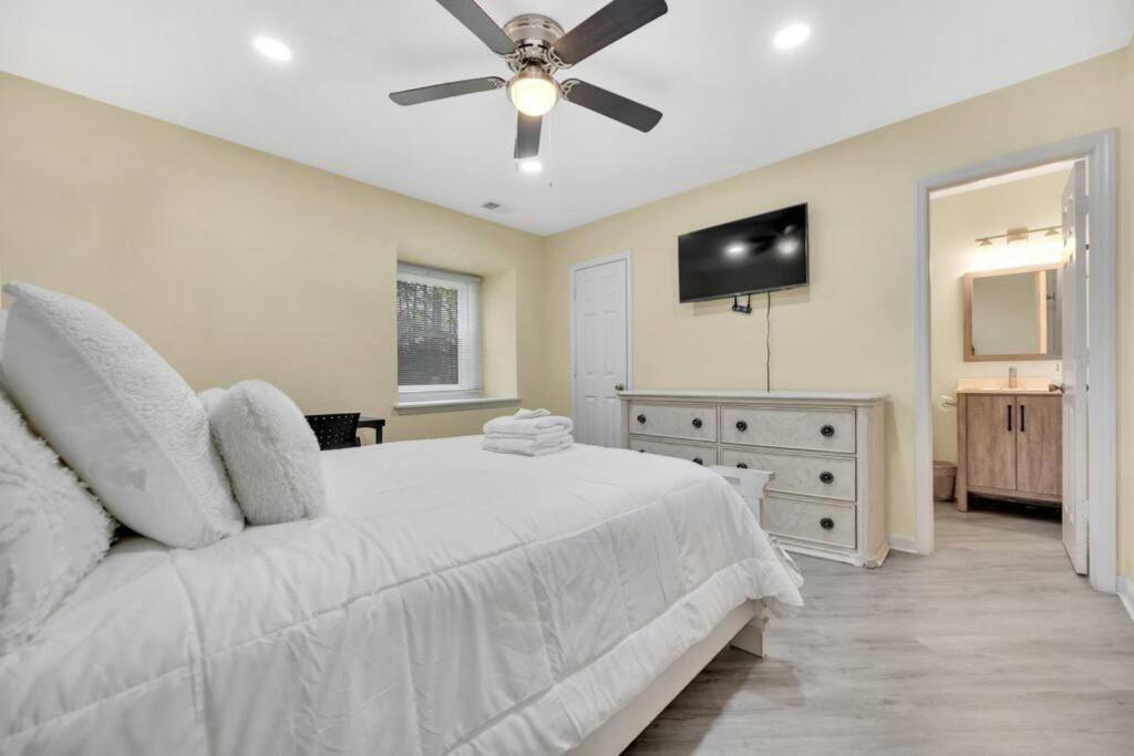 Cozy 2 Bedroom Duplex In Charlotte, Jacuzzi, Sleeps 6 Plus 2 외부 사진